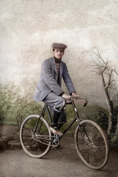 Fernand Ochse polkupyörän selässä, Ranska, n. 1920 (kuva) tekijältä Unknown photographer