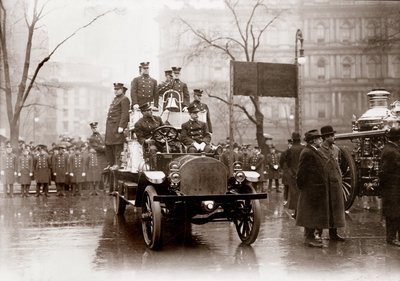 Uusilla palopumpuilla ja -ajoneuvoilla varustetut palokunnat, New York 1913. Valokuvaus. tekijältä Unknown photographer