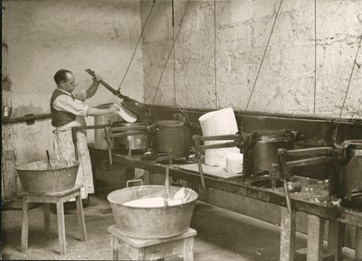 Ranska, Centre, Indre-et-Loire (37), Tours: Laboratoire Metadier: mies valmistelee muotteja Kalmine-tablettien valmistusta varten. tekijältä Unknown photographer