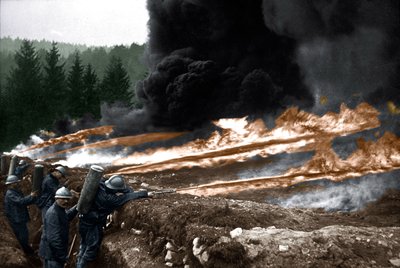 Ranskalaissotilaat käyttävät liekinheittimiä juoksuhaudoissa, Chemin des Dames tekijältä Unknown photographer
