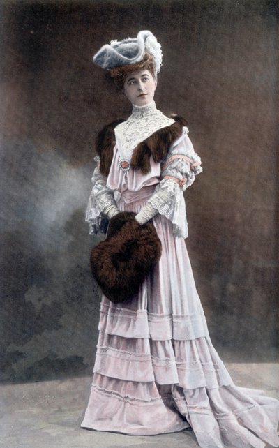 Ranskalainen koomikko Gabrielle Dorziat (1880-1979) Reutlingerin kuva ranskalaisesta lehdestä "Le Theatre" syyskuu 1905. tekijältä Unknown photographer
