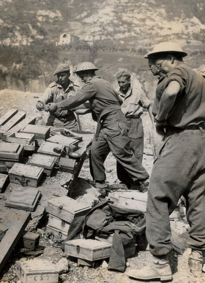 Etelä-Afrikan kuudennen panssaridivisioonan pioneerit nostavat saksalaisia miinoja raivatessaan valtatietä ja sen ympäristöä Vadossa liittoutuneiden uuden etenemisen aikana. tekijältä Unknown photographer