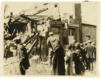 Ryhmä amerikkalaisia turisteja Kronprinzin observatorion raunioilla Montfauconissa tai sen lähellä Ranskassa tekijältä Unknown photographer