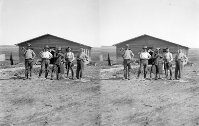 Ryhmäkuva juutalaisista uudisasukkaista kibbutsissa Palestiinassa. noin 1923. tekijältä Unknown photographer