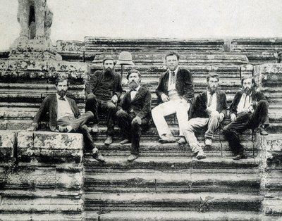 Ryhmämuotokuva Mekong Exploration Expedition 1866-1868 (Garnier, Doudart de Lagrée) jäsenistä Angkor Vatin portailla. tekijältä Unknown photographer