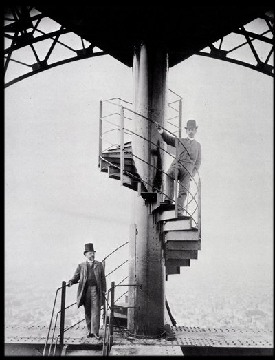 Gustave Eiffel ja hänen vävynsä Adolphe Salles Eiffel-tornin portaissa Pariisissa tekijältä Unknown photographer