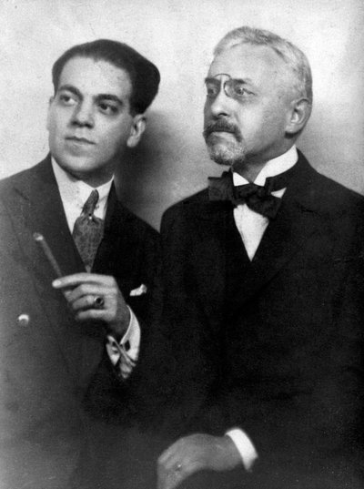 Heitor Villa-Lobos (1887-1959), brasilialainen säveltäjä, yhdessä ranskalaisen Florent Schmittin (1870-1958) kanssa. tekijältä Unknown photographer