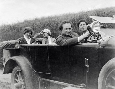 Helene Berg, Alma Mahler, Franz Werfel ja Alban Berg kuvattuna autossa. tekijältä Unknown photographer