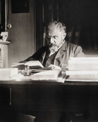 Henri Poincaré työpöytänsä ääressä - Bibl. Ecole Polytechniquesta tekijältä Unknown photographer