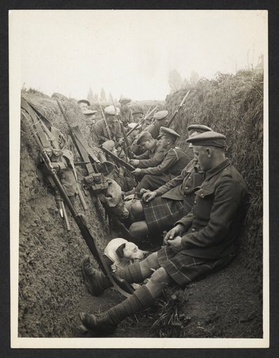 Highland Territorials -joukkoja juoksuhaudassa [La Gorgue, Ranska]. 5. elokuuta 1915. tekijältä Unknown photographer