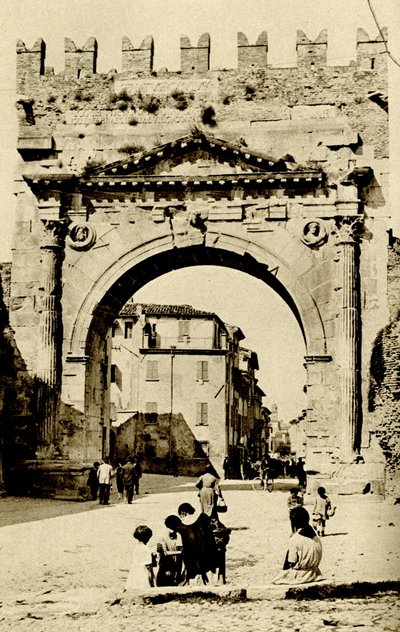Historiallinen maantiede. 1900. Italia. Rimininin riemukaari. tekijältä Unknown photographer