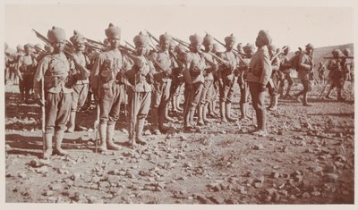 Intian armeijan sotilaat kulkueessa operaatioiden aikana Waziristanissa tekijältä Unknown photographer