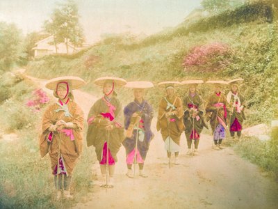 Japanilaiset naiset. Seitsemän japanilaista naista seisoo jonossa maaseututiellä. Japani, noin 1910. tekijältä Unknown photographer