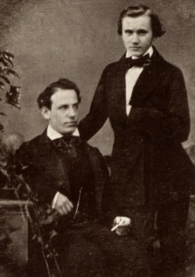 Johannes Brahms (1833-1897) saksalainen säveltäjä, seisoo, ja pakolainen unkarilainen viulisti Eduard Remenyi (1828-1898), jonka kanssa hän lähti kiertueelle (puolikuva valokuvasta). tekijältä Unknown photographer