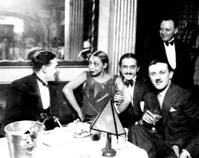 Josephine Baker Georges Simenonin ja hänen sulhasensa Guiseppe Abatinon kanssa, ravintola Chez Josephine, noin 1928 (s/w-kuva). tekijältä Unknown photographer
