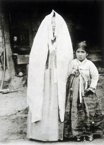 Korealainen nainen ja nuori tyttö tekijältä Unknown photographer