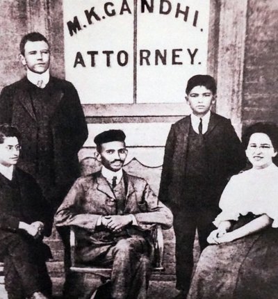 Mahatma Gandhi istuu neljän työtoverinsa kanssa asianajajan lakitoimistonsa edessä Johannesburgissa, Etelä-Afrikassa, Etelä-Afrikassa. tekijältä Unknown photographer