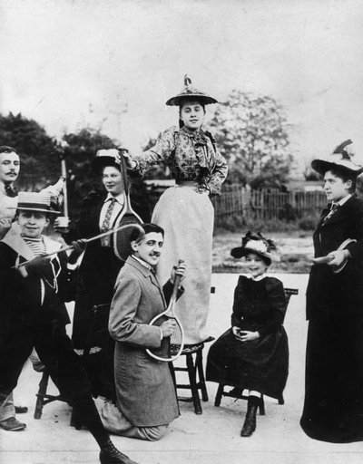 Marcel Proust (1871-1922) polvistui tennismailalla Jeanne Ponquet