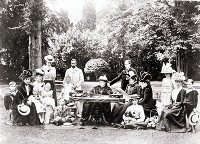 Britannian kuninkaallisen perheen jäseniä, mukaan lukien kuningas George V, kuningas Edward VIII kuningatar Victorian ympärillä puutarhajuhlissa. Valokuvaus vuosina 1895-1901. tekijältä Unknown photographer