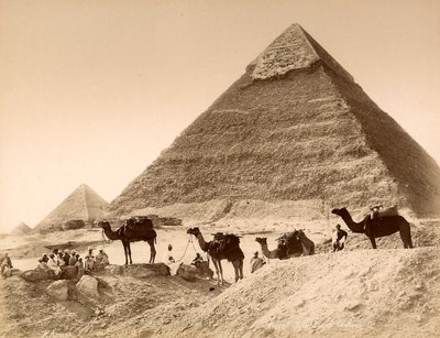 Miehet ja kamelit Chefrenin pyramidin edessä tekijältä Unknown photographer