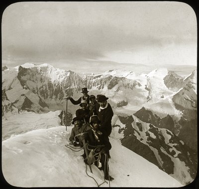 Vuorikiipeily 1800-luvun lopulla tai 1900-luvun alussa: ryhmä vuorikiipeilijöitä Wetterhornin huipulla (kirjaimellisesti "Ajan sarvi", 3 692 m), Wetterhornerin huippu, Bernin Alpit, Bernin kantoni, Sveitsi - kiipeily, cordee - photog tekijältä Unknown photographer