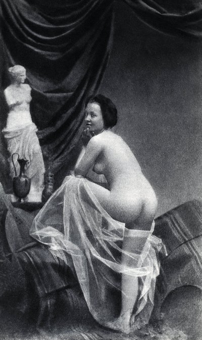 Alaston nainen poseeraa takaisin noin 1855 nimettömästä valokuvauksesta tekijältä Unknown photographer