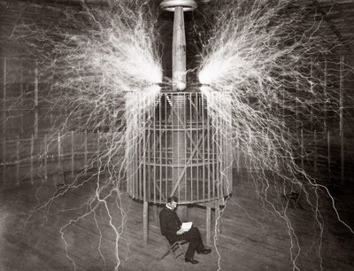 Nikola Tesla istuu Colorado Springsin laboratoriossa "suurennuslähettimensä" kanssa tekijältä Unknown photographer