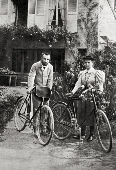 Pierre ja Marie Curie puutarhassaan tekijältä Unknown photographer