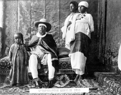Muotokuva Etiopian keisarista Menelik II:sta (1844 - 1913) perheineen. tekijältä Unknown photographer