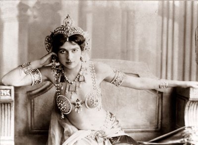 Muotokuva Margaretha Geertruida Zellestä, joka tunnettiin nimellä Mata Hari, hollantilainen tanssija ja vakooja, 1900-luku (kuva) tekijältä Unknown photographer