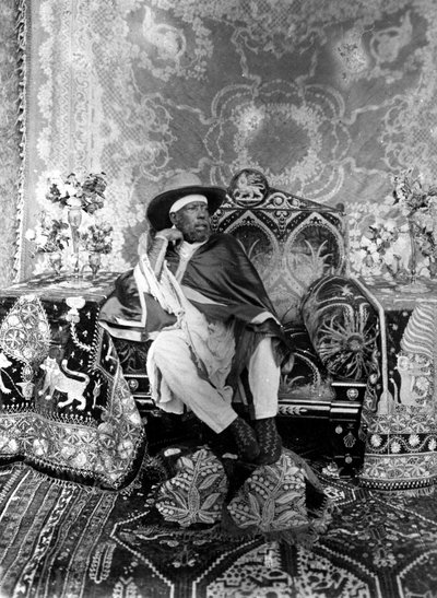 Etiopian keisarin Menelik II:n (1844 - 1913) muotokuva. tekijältä Unknown photographer