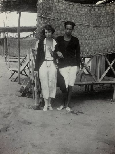 Muotokuva pariskunnasta rannalla, Versilia tekijältä Unknown photographer