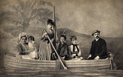 Perheen muotokuva valokuvaajan kanssa, lavastettu veneessä. Valokuvaus, 1800-luvun loppu, Pariisi. Coll. Selva. tekijältä Unknown photographer