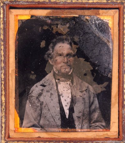 Miehen muotokuva. Daguerrotypia (Daguerre) kehyksen alla noin 1850. tekijältä Unknown photographer