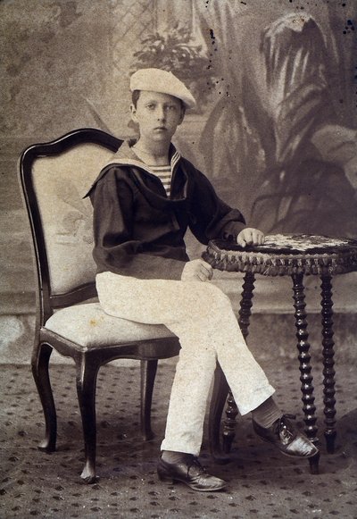 Muotokuva merimiespukuisesta prinssi Carlos Bourbonin pojasta. tekijältä Unknown photographer
