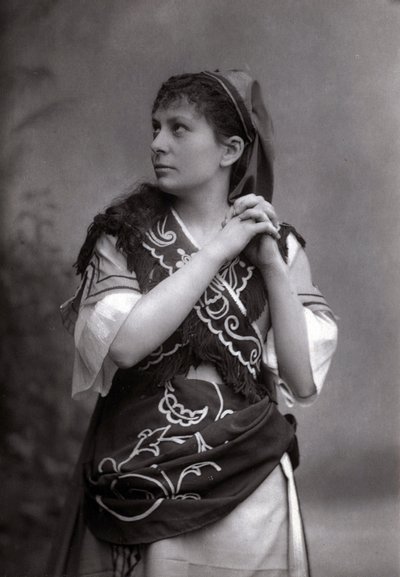 Sopraano Elisabeth Janvierin muotokuva Charles Gounodin elokuvassa "Le Tribut de Zamora" vuonna 1881. tekijältä Unknown photographer