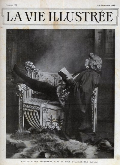 Sarah Bernhardt (1844-1923) Shakespearen Hamletin roolissa - kansi kuvitteellisesta elämästä 1899 tekijältä Unknown photographer