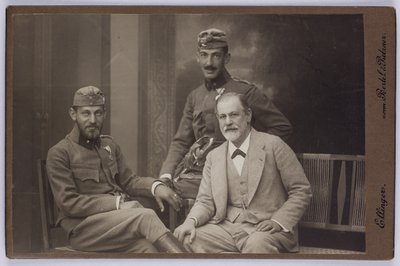 Sigmund Freud poikiensa Ernstin ja Martinin kanssa sotilaspuvuissa, noin 1916 (s/w-kuva). tekijältä Unknown photographer