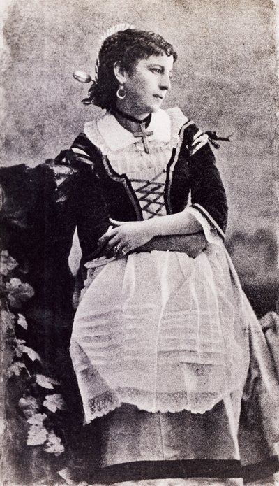Teresina Brambilla (1845-1921) näyttämöasu päällään. tekijältä Unknown photographer