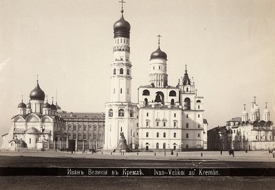 Ilmestyssaarnauksen katedraali ja Iivana IV:n kellotorni Moskovassa. tekijältä Unknown photographer