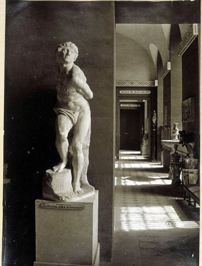 Michelangelo Buonarrotin (Michelangelo tai Michelangelo) Louvre ja "vanki" tekijältä Unknown photographer