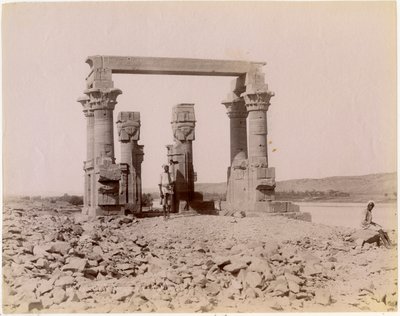 Qertassin roomalainen kioski (nykyään New Kalabshassa), nähtynä idästä, Egypti, valokuva: Edition J P Sebach, noin 1890 tekijältä Unknown photographer