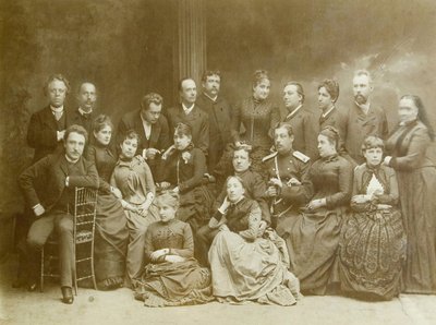 Ensimmäinen dramaattinen teatteriryhmä Varsovassa (Varsovie en Pologne) (Puola). Albumin valokuva tekijältä Unknown photographer