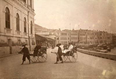 Kaksi miestä kuljettaa riksalla Hongkongissa. tekijältä Unknown photographer