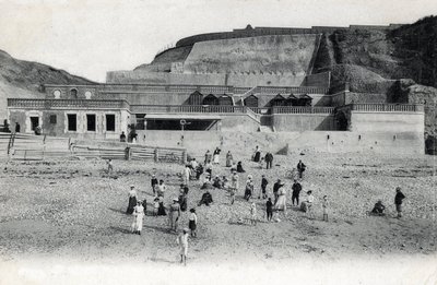 Näkymä Mesnil Valin (Mesnil-Val) rannalle kasinoineen ja terasseineen, Manche Normandy -postikortti 1900-luvun alusta tekijältä Unknown photographer