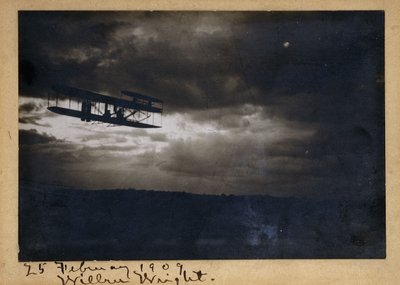 Wilbur Wright lennossa, omakätinen signeeraus "Wilbur Wright" ja päivämäärä "25. helmikuuta 1909", noin 1909 (gelatiinihopeatuloste, kiinnitystelineellä, muste). tekijältä Unknown photographer