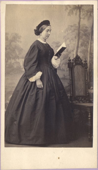 Nainen kirjan kanssa, n. 1860 (valokuva) tekijältä Unknown photographer