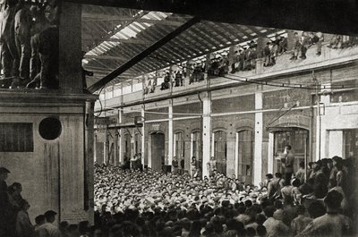 Työläiset kokoontuvat tehtaassa Torinossa Biennio Rosson aikana vuonna 1920, Työväenliikkeen historia (s/w-kuva). tekijältä Unknown photographer