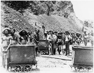 Zulu-"pojat" De Beersin timanttikaivoksilla, noin 1885 (s/w-kuva). tekijältä Unknown photographer