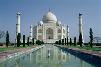 Näkymä Taj Mahaliin, jonka rakennutti keisari Shah Jahan (1592-1666) ja joka valmistui vuonna 1643 (kuva). tekijältä Ustad Ahmad Lahori